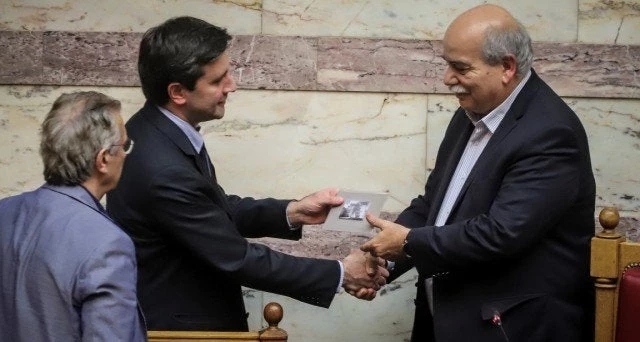 Προϋπολογισμός 2019: Φόροι, υψηλό πλεόνασμα και πάγωμα των επενδύσεων – «Μαχαίρι» σε κοινωνικά επιδόματα και παροχές για να μην περικοπούν οι συντάξεις